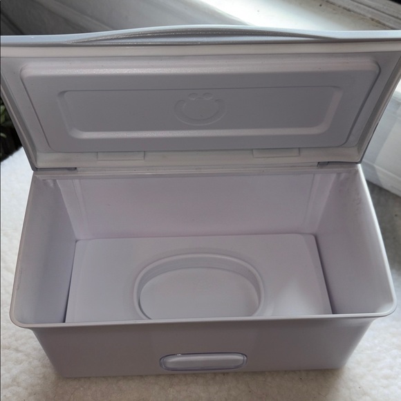 Ubbi Wipe Dispenser, features weighted plate to ensure only 1 wipe is dispensed - Picture 3 of 5